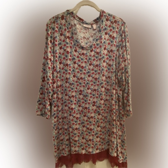 LOGO top. GUC. Burgundy Blue Floral w/lace trim. 2X. - Picture 1 of 8